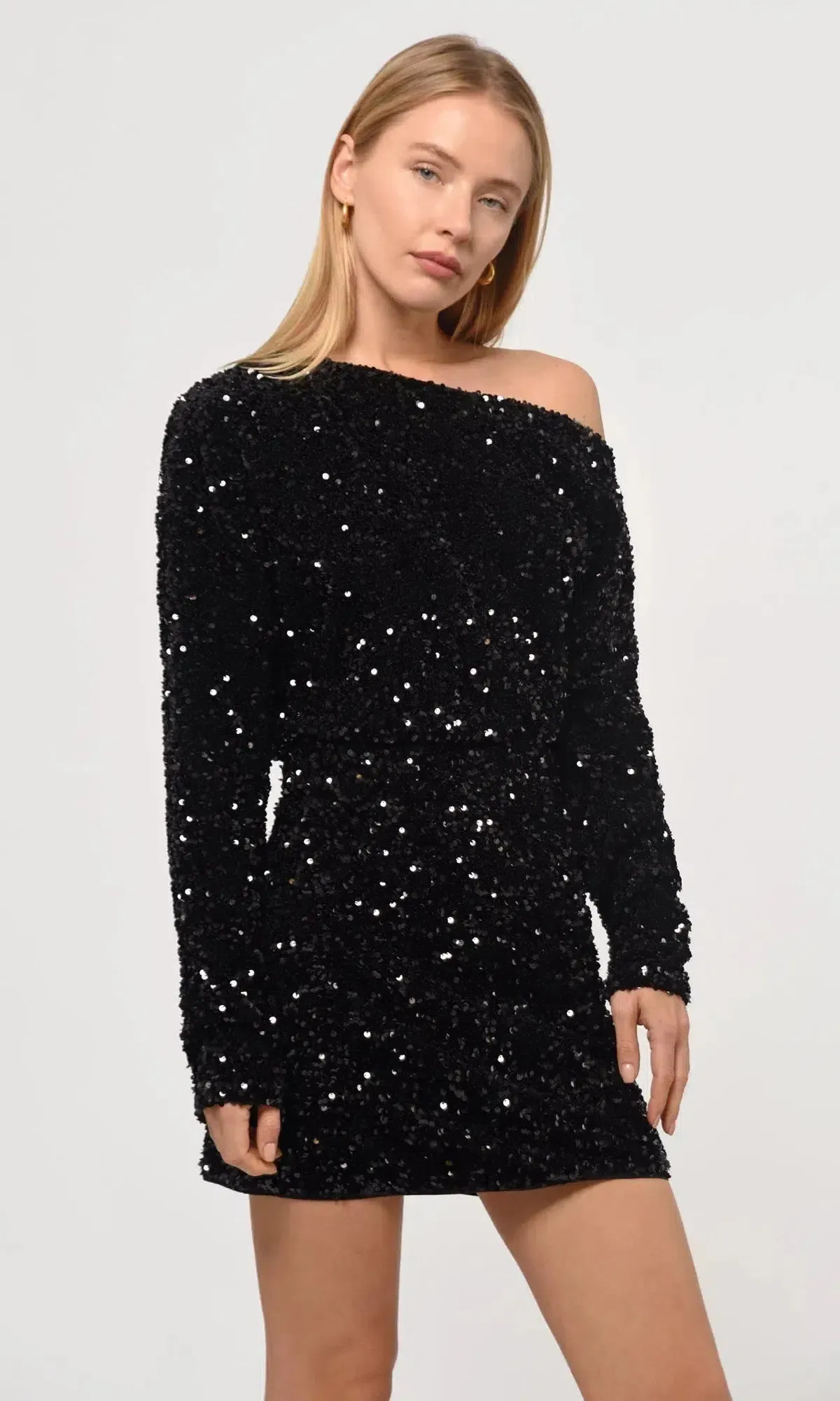 Aria – Side slit elegance – Off-shoulder sequin mini dress