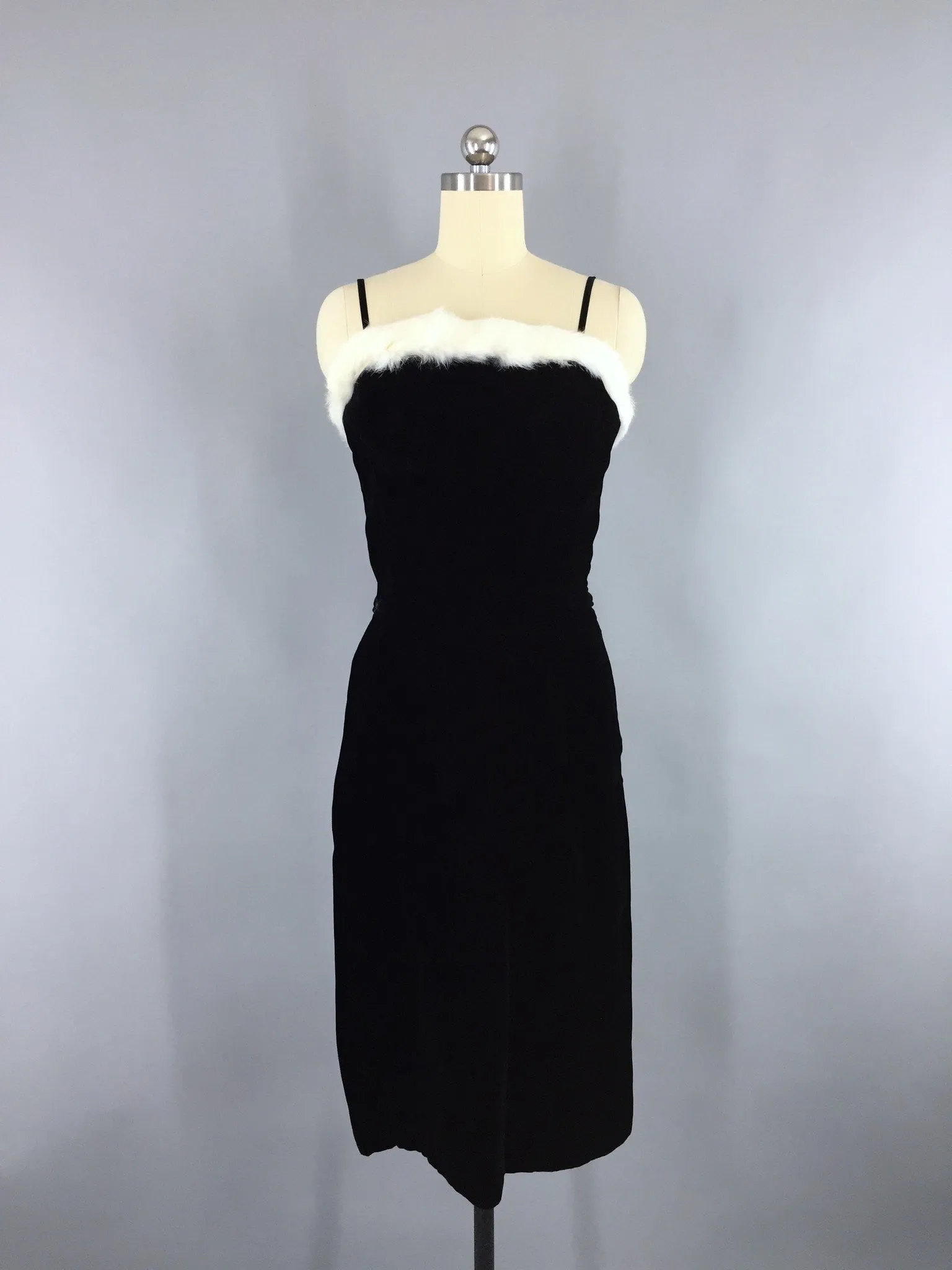 Vintage 1950s Dress / Black Velvet LBD