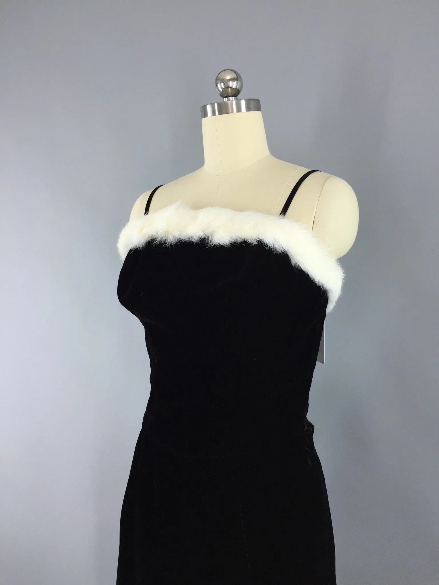 Vintage 1950s Dress / Black Velvet LBD