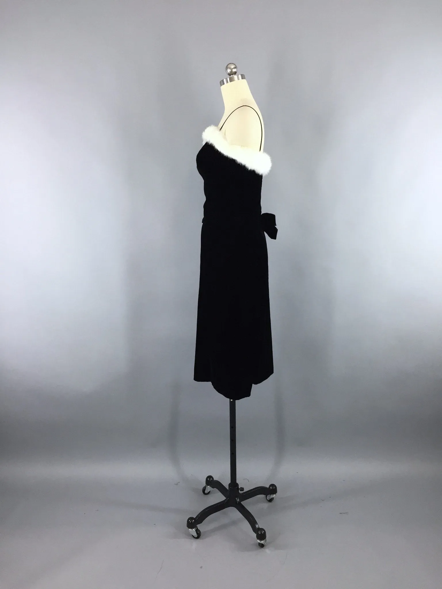 Vintage 1950s Dress / Black Velvet LBD