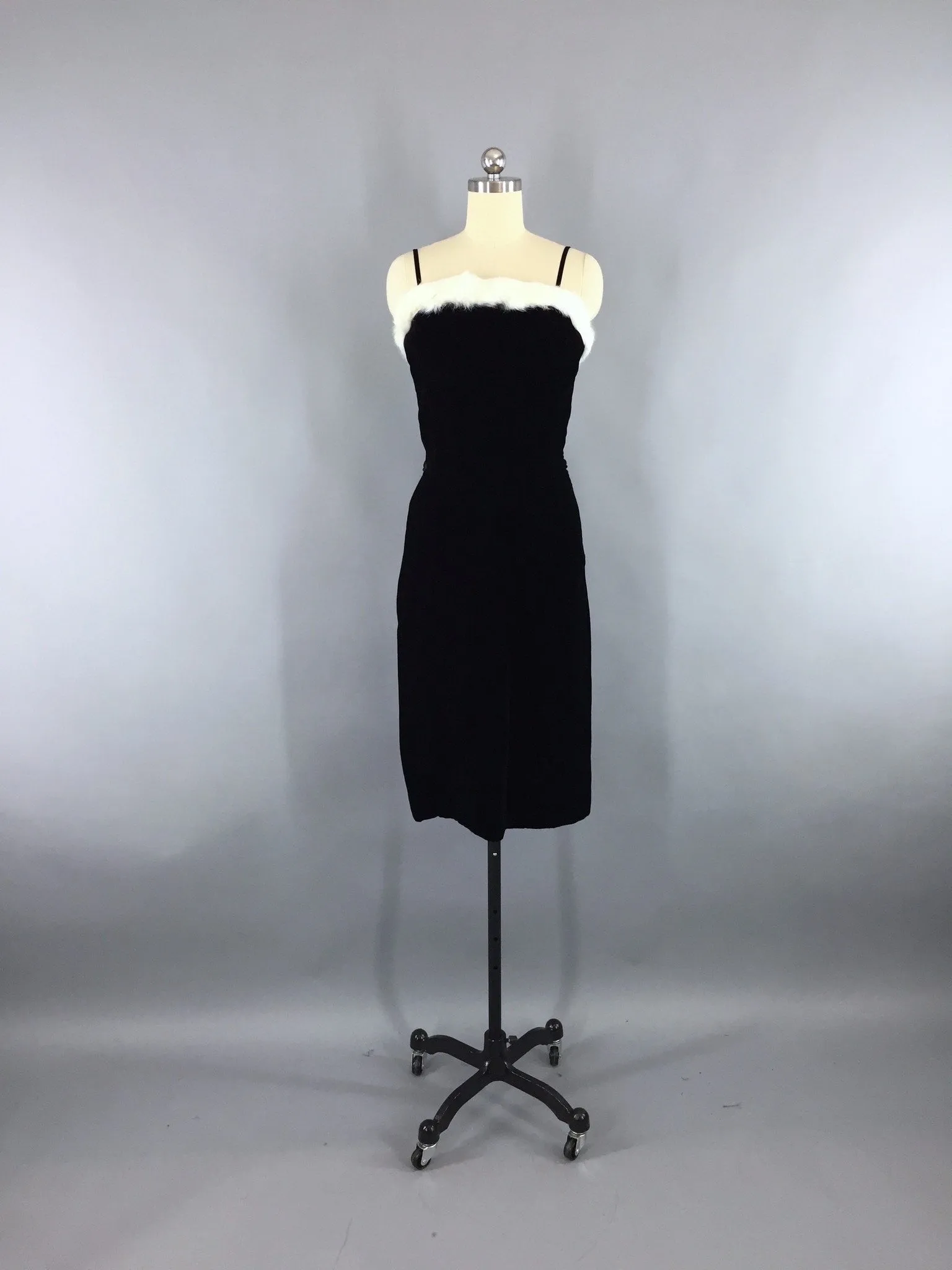 Vintage 1950s Dress / Black Velvet LBD